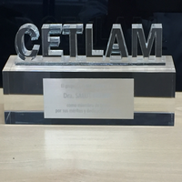 Trofeo de metacrilato con letras recortadas y placa grabada