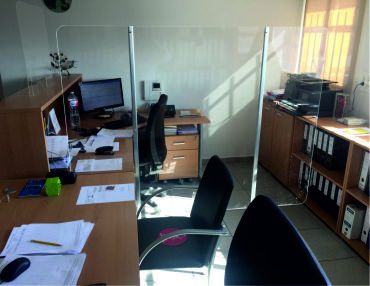 Mampara grande separadora de metacrilato con pies de aluminio